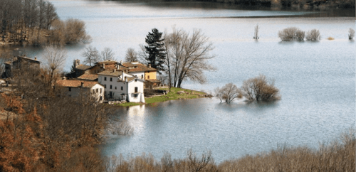 L'angelo Pellegrino | Casa vacanze a Rieti, centro storico, 3 appartamenti ristrutturati in centro. Bagno privato con doccia, idromassaggio, cucina attrezzata. Posizione ideale.