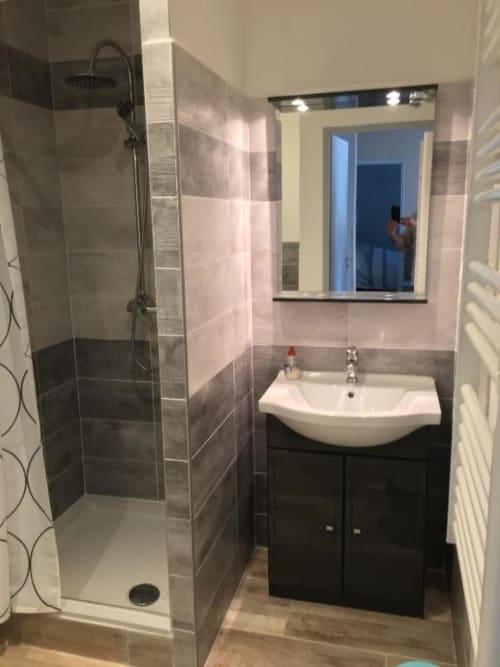 Appartement le 102 - Location de vacances avec douche - Carcassonne