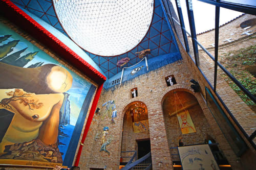 Dali Museum, Figures - Paó Blau, charming bed and breakfast with pool in Pau, Catalonia