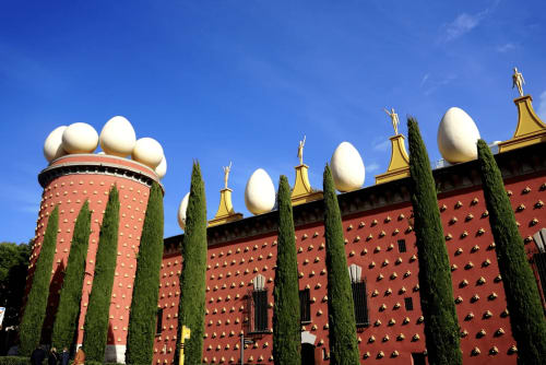 Dali Museum, Figures - Paó Blau, charming bed and breakfast with pool in Pau, Catalonia