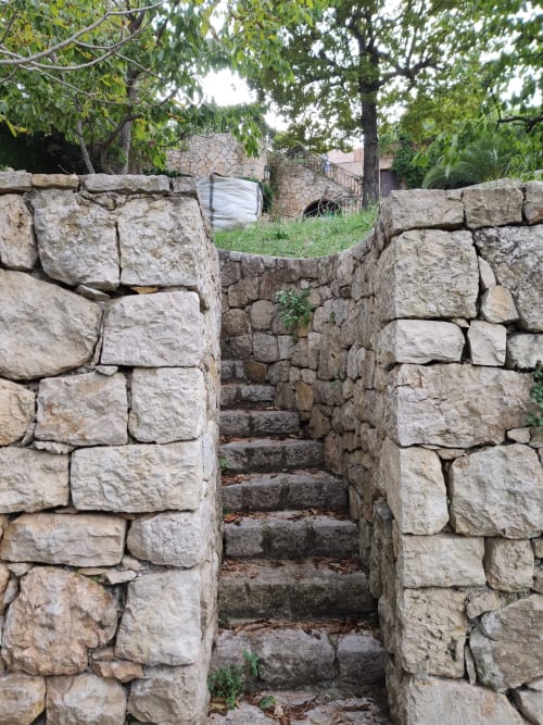 Detail einer Steintreppe: Provenzalischer Charme und edle Materialien. Diskreter Luxus im authentischen Garten.