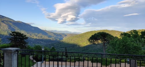 Majestätischer Himmel über dem Loup-Tal: Unendlicher Horizont und wilde Natur. Diskreter Luxus in der Provence.