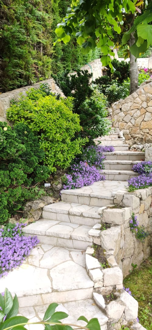 Steintreppe vom Pool zur Frühstücksterrasse: Ein ruhiger Weg zu Gourmet-Genüssen. Diskreter Luxus in der Provence.