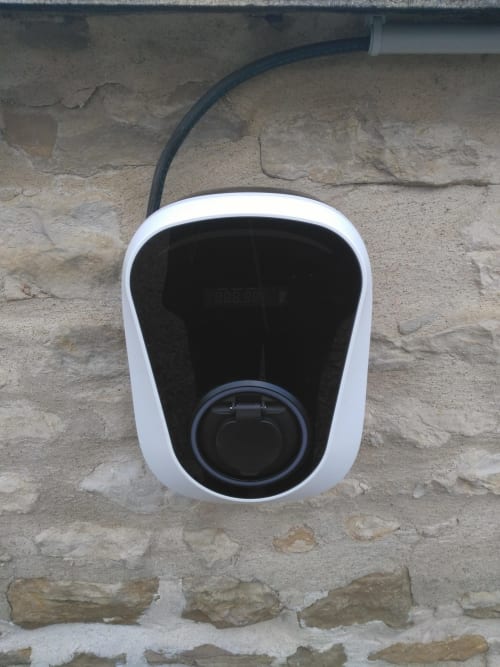 Borne de recharge pour véhicules électriques toutes marques à la maison d'hôtes La Chabanaise, service pour les clients séjournant en chambres d'hôtes dans le Marais Poitevin.