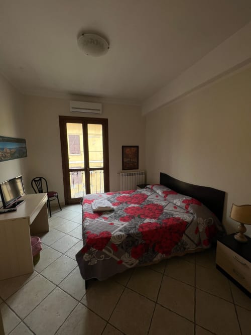 Junior Suite | B&B 2000 Sassari, Sardegna, camere, matrimoniale, quadrupla, alloggi, appartamenti, suite, bagno privato, doccia, TV, wifi, terminal autobus, università, ospedale, spiaggia, mare, isola
