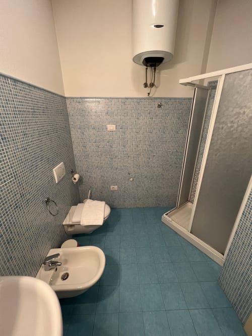 Junior Suite | B&B 2000 Sassari, Sardegna, camere, matrimoniale, quadrupla, alloggi, appartamenti, suite, bagno privato, doccia, TV, wifi, terminal autobus, università, ospedale, spiaggia, mare, isola