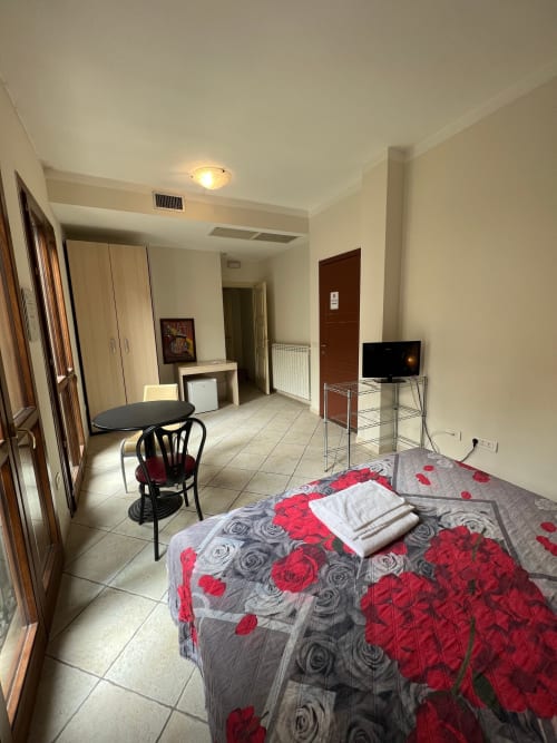 Camera C | B&B 2000 Sassari, Sardegna, camere, matrimoniale, doppia, alloggi, bagno privato, doccia, TV, wifi, terminal autobus, università, ospedale, spiaggia, mare, isola