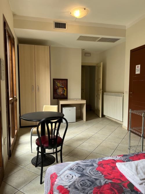 Camera C | B&B 2000 Sassari, Sardegna, camere, matrimoniale, doppia, alloggi, bagno privato, doccia, TV, wifi, terminal autobus, università, ospedale, spiaggia, mare, isola