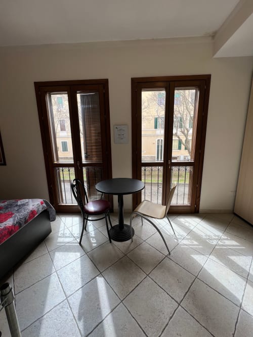 Camera C | B&B 2000 Sassari, Sardegna, camere, matrimoniale, doppia, alloggi, bagno privato, doccia, TV, wifi, terminal autobus, università, ospedale, spiaggia, mare, isola