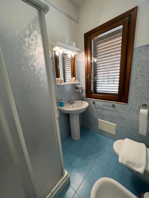 Camera C | B&B 2000 Sassari, Sardegna, camere, matrimoniale, doppia, alloggi, bagno privato, doccia, TV, wifi, terminal autobus, università, ospedale, spiaggia, mare, isola
