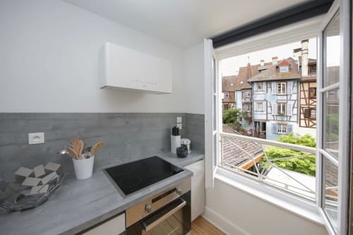 Cuisine équipée lumineuse et avec vue
