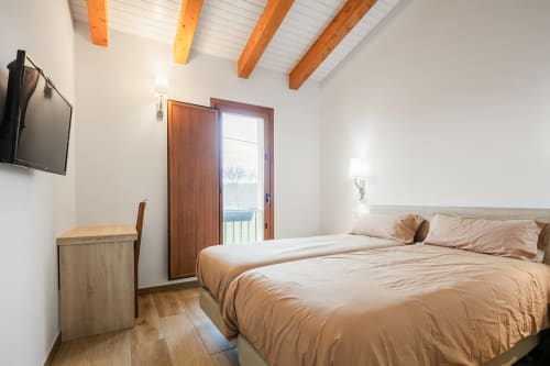 Espaçoso quarto de casal em O Trancallo em Ourense com vistas para as montanhas, vigas de madeira e comodidades modernas