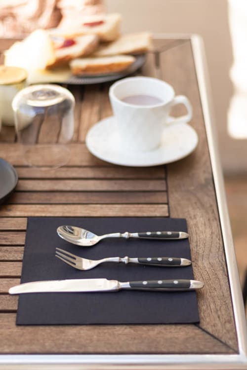 Petit-déjeuner en terrasse - Table d'hôtes Le Clos Marceau à Bédoin, Vaucluse