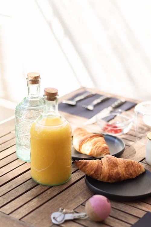 Viennoiserie et jus de fruit frais - Petit-déjeuner chambres d'hôtes Le Clos Marceau - Mont-Ventoux