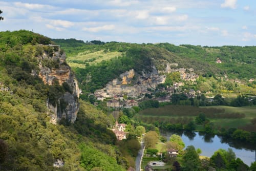 "Découvrez la vallée de la Dordogne et la vallée de la Vézère, terres des mille et un châteaux et des plus beaux villages de France. Séjournez au Domaine de Cazal pour une immersion au cœur du Périgord.