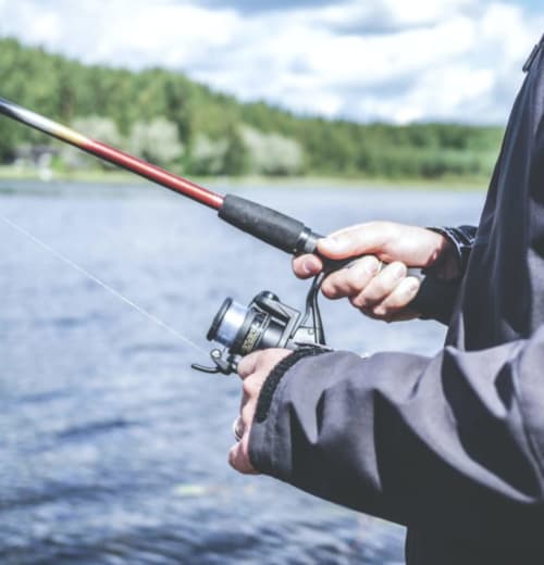Pêche et activités en rivière au Domaine de Cazal : profitez de vacances en Dordogne, au cœur du Périgord, entre nature, détente et découvertes.