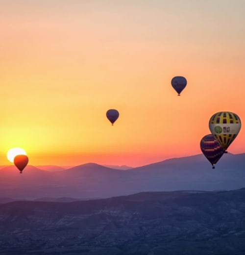 Survolez la vallée de la Dordogne et le Périgord en montgolfière : une expérience inoubliable avec des vues spectaculaires. Séjournez au Domaine de Cazal pour un voyage entre ciel et terre.