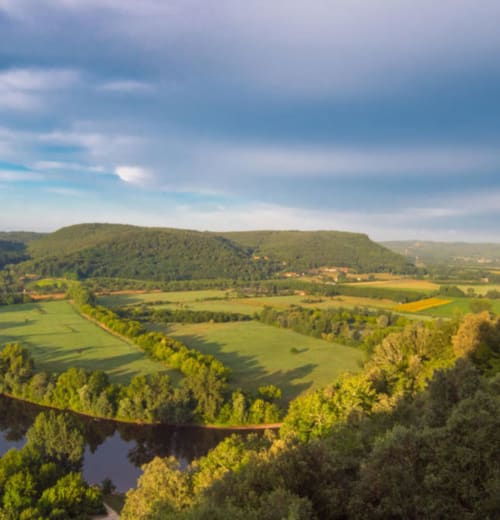 Randonnées et balades en pleine nature au Domaine de Cazal : profitez d’un séjour ressourçant à la campagne, entre découvertes, slowtourisme et détente en Dordogne.