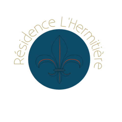 Logo de la Résidence L'Hermitière avec fleur de lys et texte doré sur cercle bleu marine