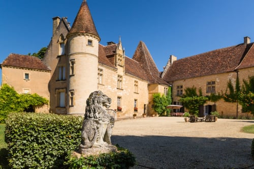 Visitez les châteaux emblématiques de la vallée de la Dordogne, surnommée le Pays des 1001 châteaux. Séjournez au Domaine de Cazal pour une immersion au cœur du patrimoine historique du Périgord.