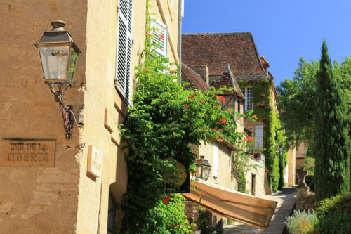 Activités en Dordogne : séjour bien-être en Périgord, entre nature préservée et petits villages aux demeures en pierre. Prenez le temps de flâner dans ces villages pittoresques et laissez-vous porter par leur charme intemporel.