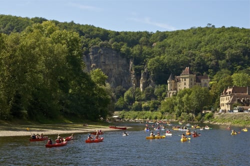 Activités dans la vallée de la Dordogne : balades en canoë, visite des châteaux et baignade en rivière. Profitez des loisirs en pleine nature et séjournez au Domaine de Cazal, chambres d'hôtes et gîte idéalement situé à proximité de nombreux lieux de départ pour le canoë.