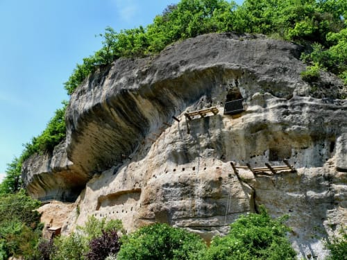 Les Eyzies, berceau de l'humanité et paradis des amoureux de la Préhistoire. Explorez les grottes préhistoriques emblématiques et séjournez au Domaine de Cazal, idéalement situé pour une immersion au cœur du passé de Cro-Magnon.