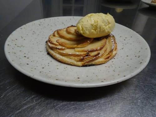 Tarte aux pommes faite maison avec les pommes directement venue de Venterol et sa glace à la vanille