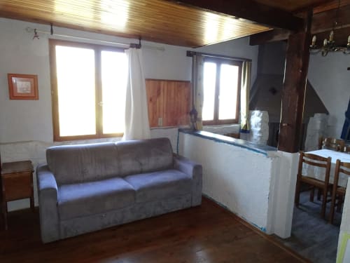 Gite avec un beau salon et canapé lit.