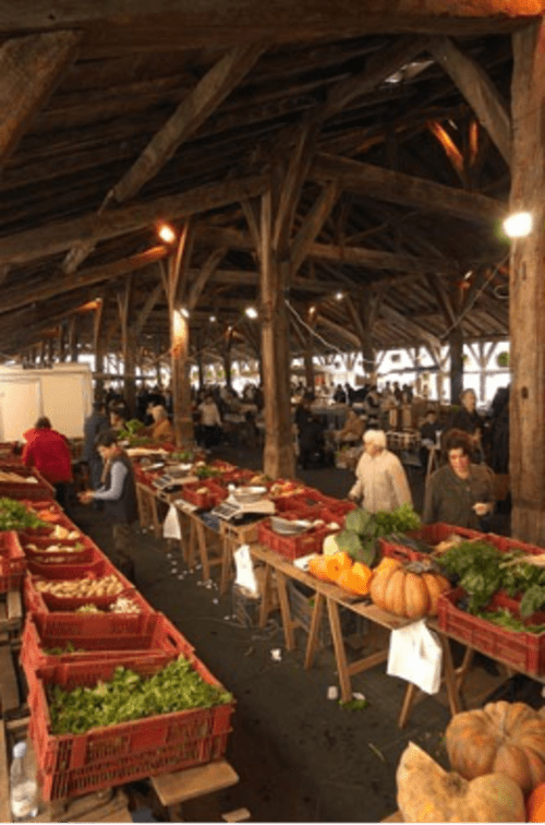 véritable marché le samedi matin sous une halle classée monument dans les Dombes
