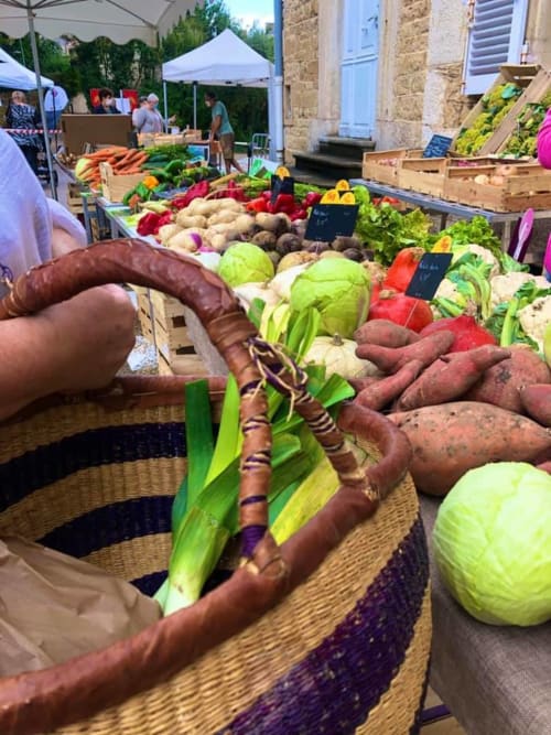 Le marché de producteurs à Ambronay devant le château face à l'Abbaye dans le Bugey