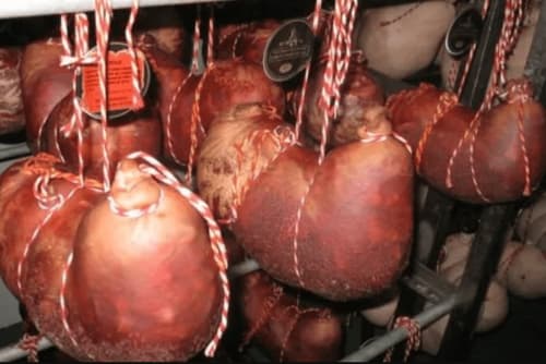 Jambons et charcuteries artisanaux suspendus à O Trancallo, maison d'hôtes galicienne traditionnelle à Mourisca, Ourense