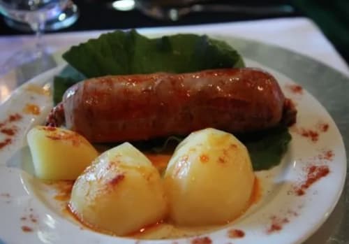 Saucisse glacée avec pommes de terre bouillies et feuille de bananier à O Trancallo, un charmant gîte en Galice, Espagne