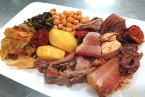 Plateau de charcuterie et viandes traditionnelles à O Trancallo, Mourisca Ourense