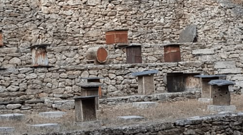 Façade en pierre de la maison d'hôtes rurale O Trancallo à Mourisca, Ourense, avec ouvertures traditionnelles