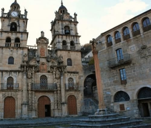 Cathédrale historique en pierre avec deux clochers jumeaux à Mourisca, Ourense, près du gîte O Trancallo
