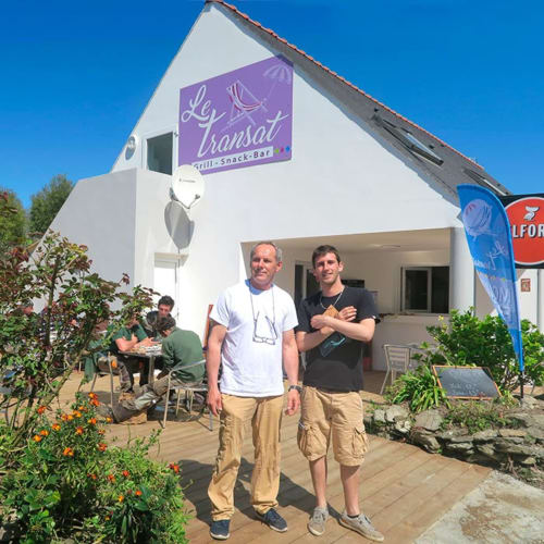 Deux hommes au Grill-Snack Bar Le Troisat, Belle Île en Mer, terrasse extérieure sous ciel bleu