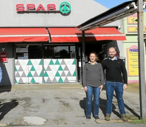 Deux personnes devant la boutique SPAR à Locmaria, Belle-Île-en-Mer