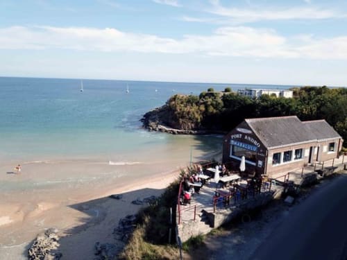 Restaurant en bord de mer à Port Andro à Locmaria, Belle-Île-en-Mer avec vue côtière et voiliers
