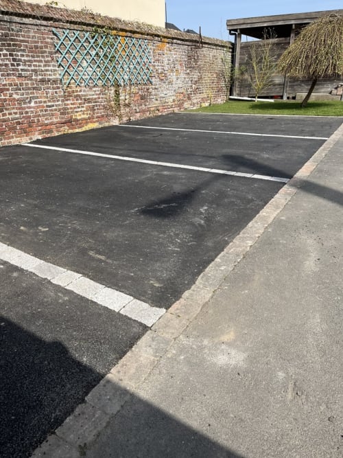 Photo des places de parking  avec portail sécurisé du Domaine de L'Evidence