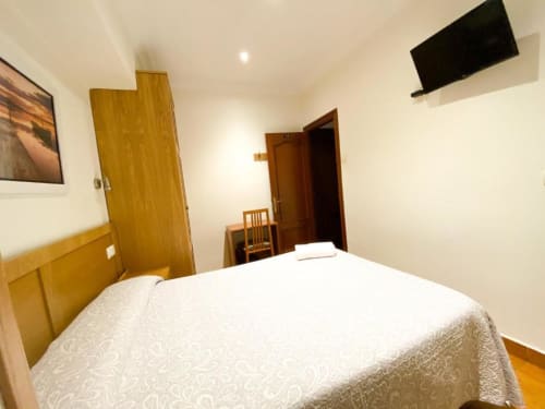 Habitación de matrimonio amplia - Pensión Angelines by Sneuu, Santander.
