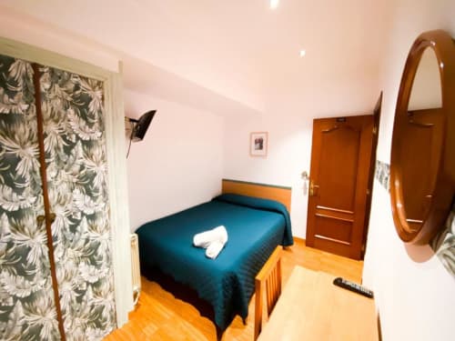 Habitación de matrimonio amplia - Pensión Angelines by Sneuu, Santander.