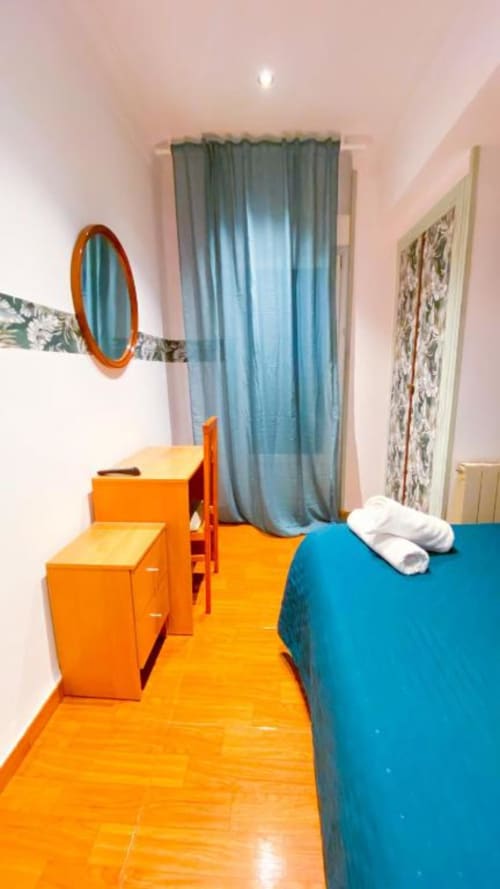 Habitación de matrimonio amplia - Pensión Angelines by Sneuu, Santander.