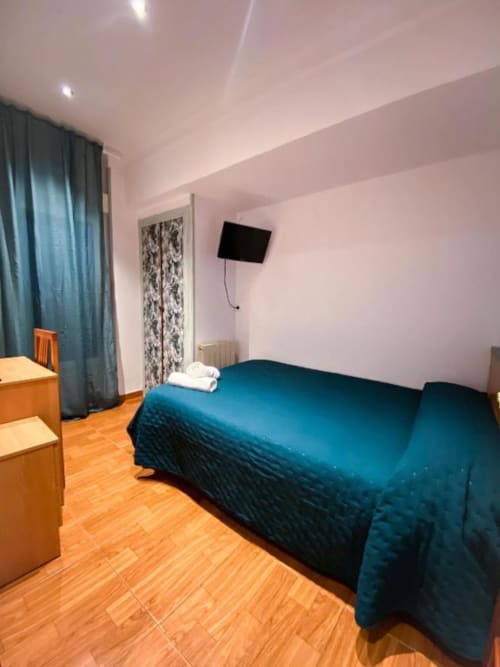 Habitación de matrimonio amplia - Pensión Angelines by Sneuu, Santander.