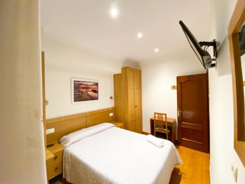 Habitación de matrimonio amplia - Pensión Angelines by Sneuu, Santander.