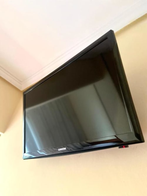 Flat screen in triple room - Pensión Angelines by Sneuu, Santander.