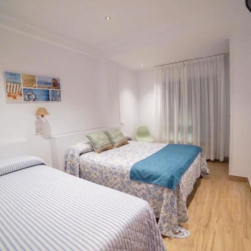 Chambre Triple Spacieuse - Pensión Angelines by Sneuu, Santander. ...