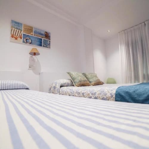 Habitación triple amplia - Pensión Angelines by Sneuu, Santander.