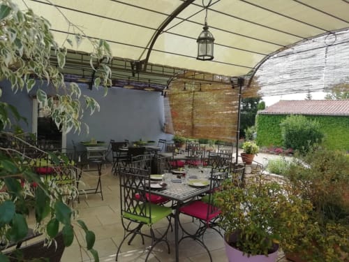 Ferme auberge - repas en famille en extérieur - Sault en Provence