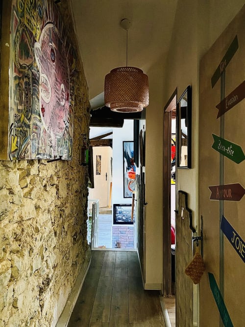 Couloir de caractère au Moulin de Pascale : mur en pierres sèches authentiques, parquet et décoration inspirante pour une escale bien-être à Espelette.